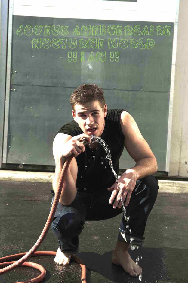 LiamHemsworthBarefoot_022